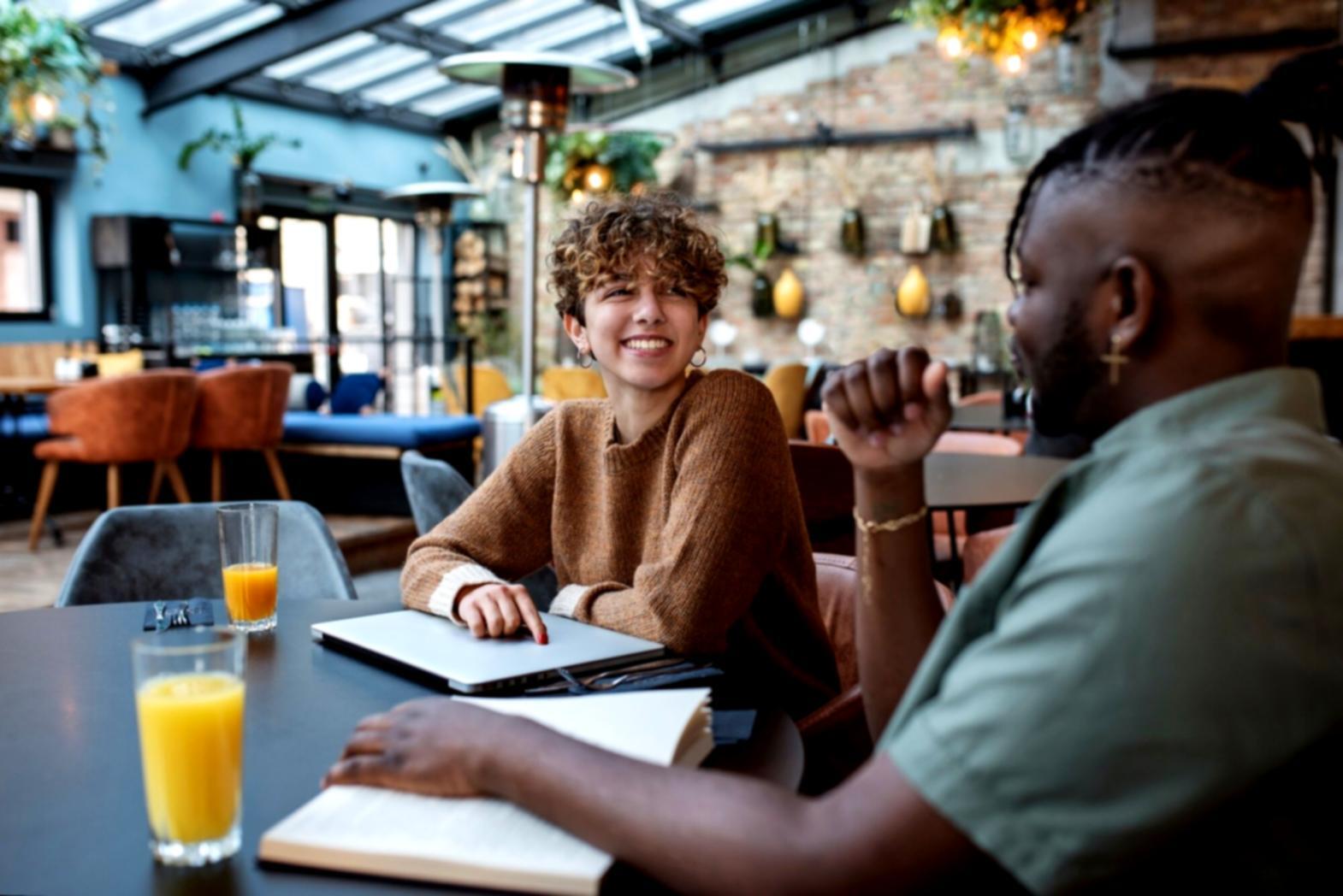 Espace de travail collaboratif moderne avec équipement technologique