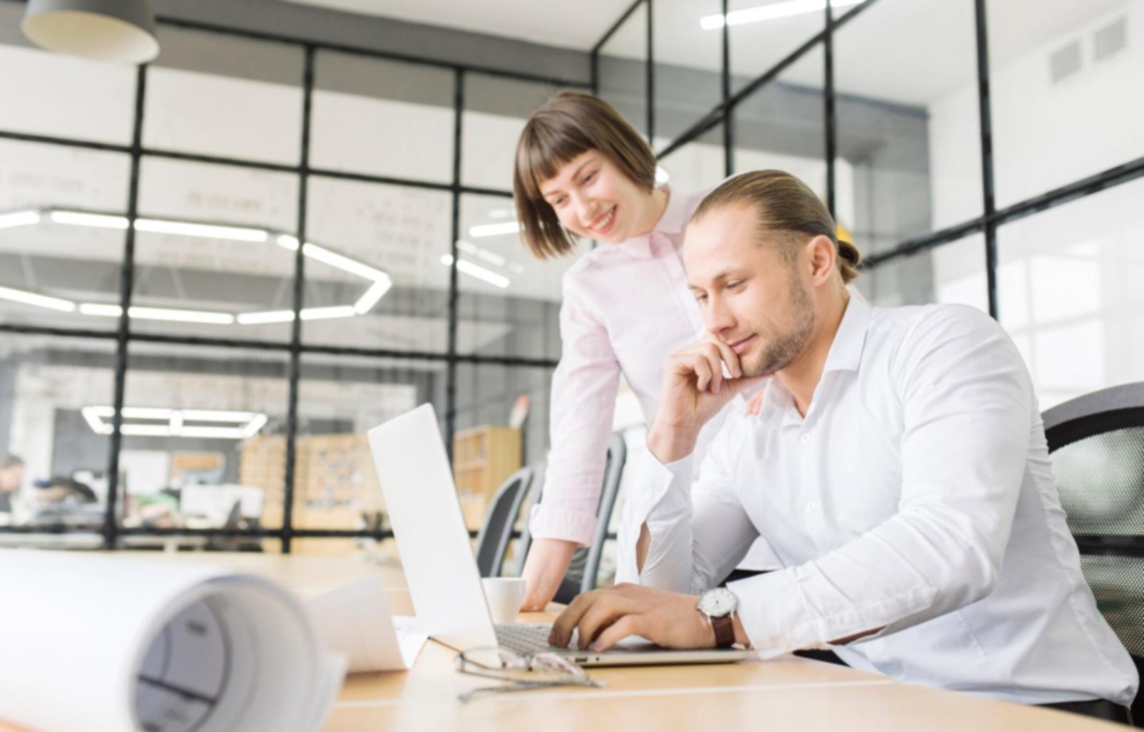 Groupe de participants partageant leurs expériences autour d'une table lors d'une session de travail collaboratif