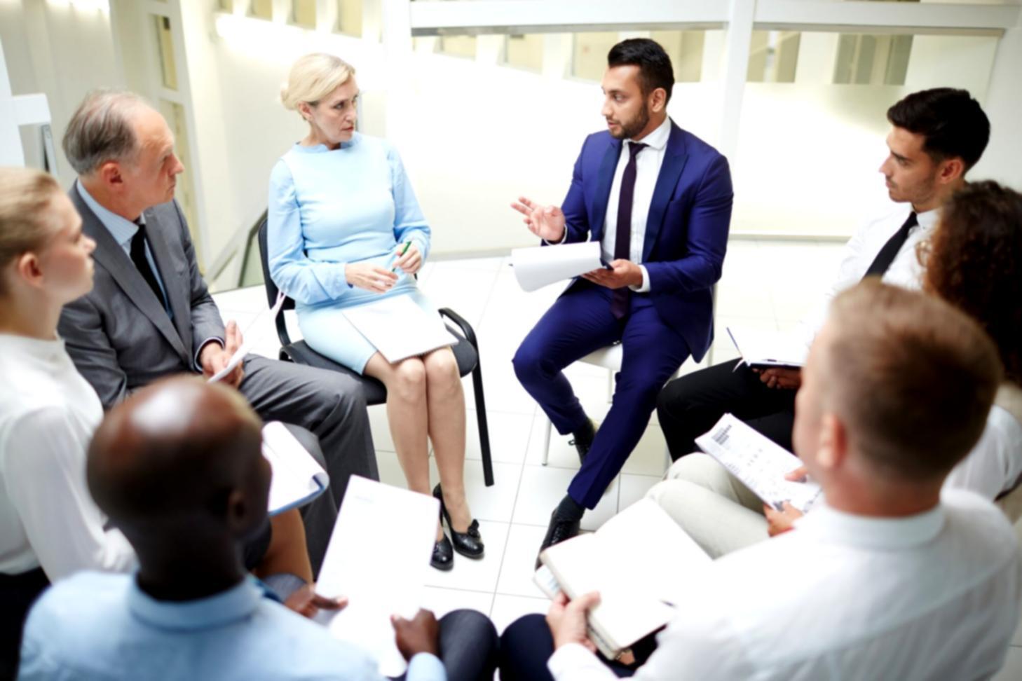 Espace de travail collaboratif illustrant les dynamiques d'équipe naturelles