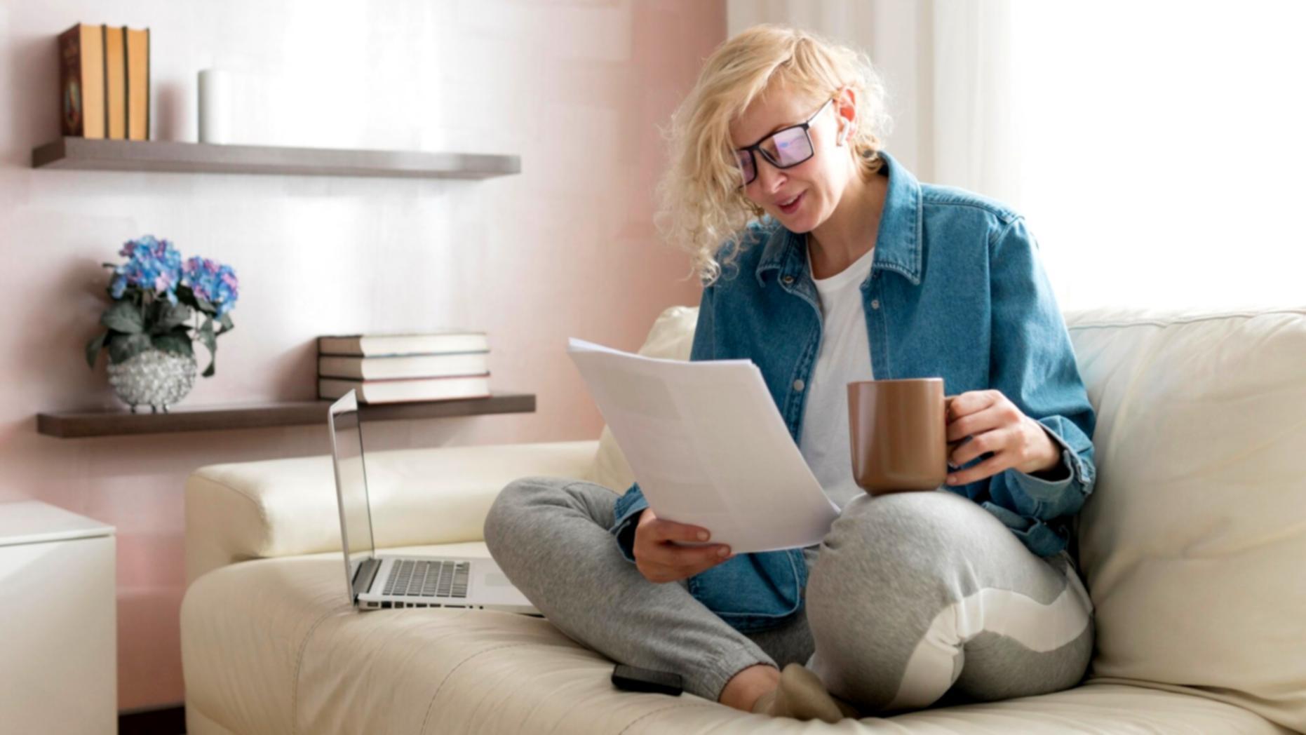 Équipe travaillant ensemble sur un projet collaboratif